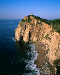 悬崖边的灯塔与辽阔海景