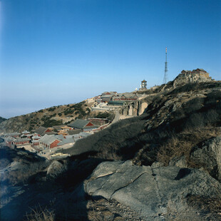 海边岩石上的建筑景观