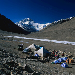 珠峰脚下的露营场景