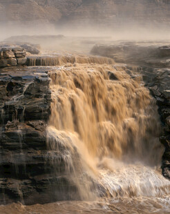 壮观瀑布水流奔腾而下