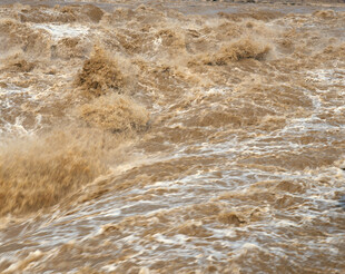 汹涌澎湃的湍急黄河水流
