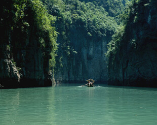 青山绿水间的泛舟美景