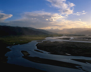 壮丽河谷日出美景