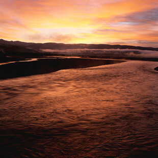 夕阳下波光粼粼的宁静水面