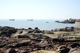 泉州崇武古城外海滩景色