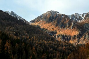 秋日山林间的壮丽山峦