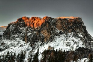 雪覆山峦现壮丽霞光