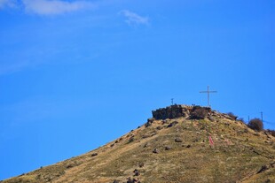 蓝天映衬下的山丘