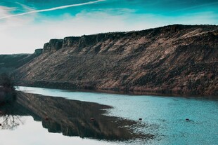 壮丽山河间的静谧湖水