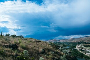 山间风景 蓝天白云下的旷野