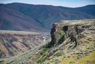 壮丽山间峡谷风景