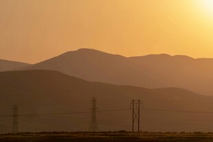 夕阳下的远山与电线杆