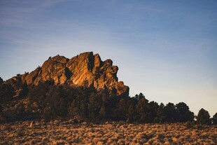 夕阳下的壮丽岩石景观