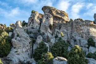 嶙峋山石间的绿树景观