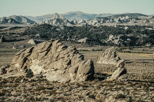 荒野中的奇特岩石景观