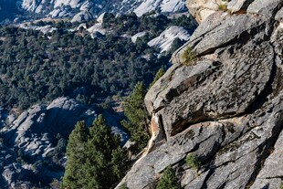 高山峻岭间的嶙峋岩石