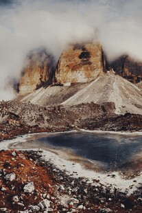 壮丽雪山下的静谧湖泊