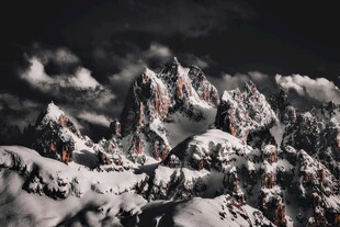 雪山夜景 壮丽自然景观