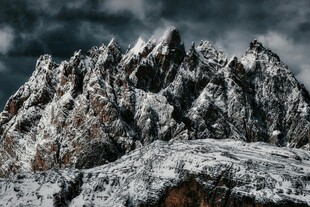 巍峨雪山壮丽景致