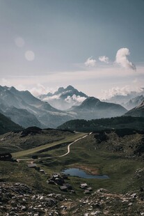山间美景 蜿蜒道路与湖泊