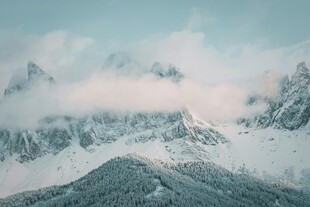 雪山云雾缭绕美景