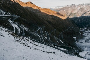 雪山间蜿蜒的壮美公路