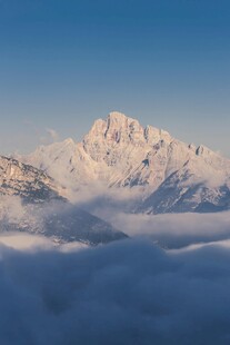 壮丽雪山云海景观