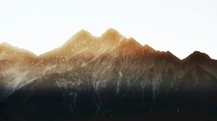 金色山峦 云雾缭绕之景