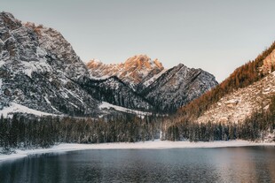 冬日雪山湖泊壮丽美景