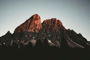 夕阳下的壮丽山峰