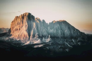壮丽山峰晨曦美景