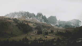 云雾缭绕中的壮丽山峦