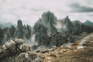 壮丽山景 云雾缭绕的奇峰