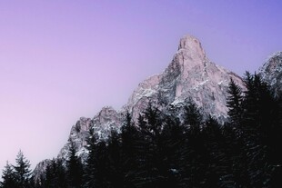 夕阳下的巍峨山峰