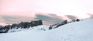 雪山美景 天际粉霞映雪