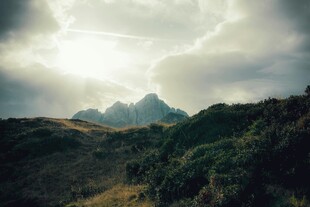 山间云雾缭绕的壮美景色