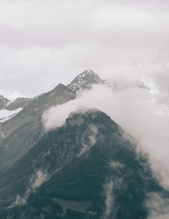 云雾缭绕的壮美山峦