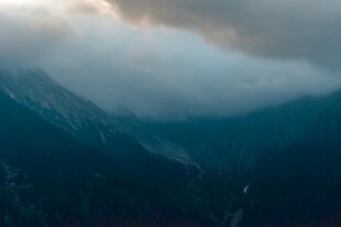 云雾缭绕的壮美山峦
