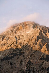 夕阳下的壮丽山峰