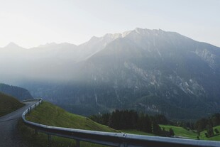 山间蜿蜒公路与壮丽山景