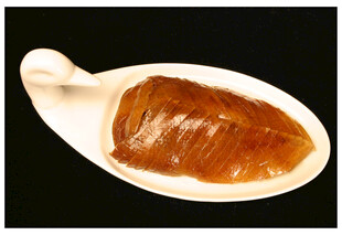 白色碟中盛着美味鱼肉