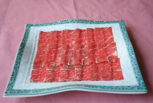 精致盘中的红色食材