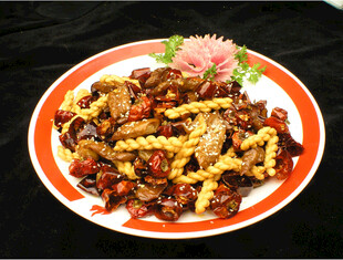 美味辣子鸡摆盘中