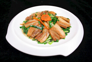 美味炒鱿鱼配蔬菜