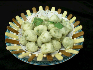 一盘美味的绿色丸子