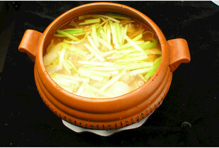 陶锅煮制的鲜嫩白菜