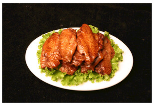 美味卤鸡腿摆于生菜上