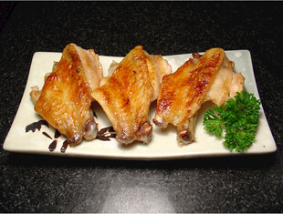 美味烤制鸡翅摆盘精致