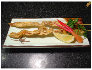 日式烤鱿鱼配蔬菜装饰