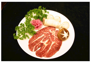 精致摆盘的美味牛肉拼盘